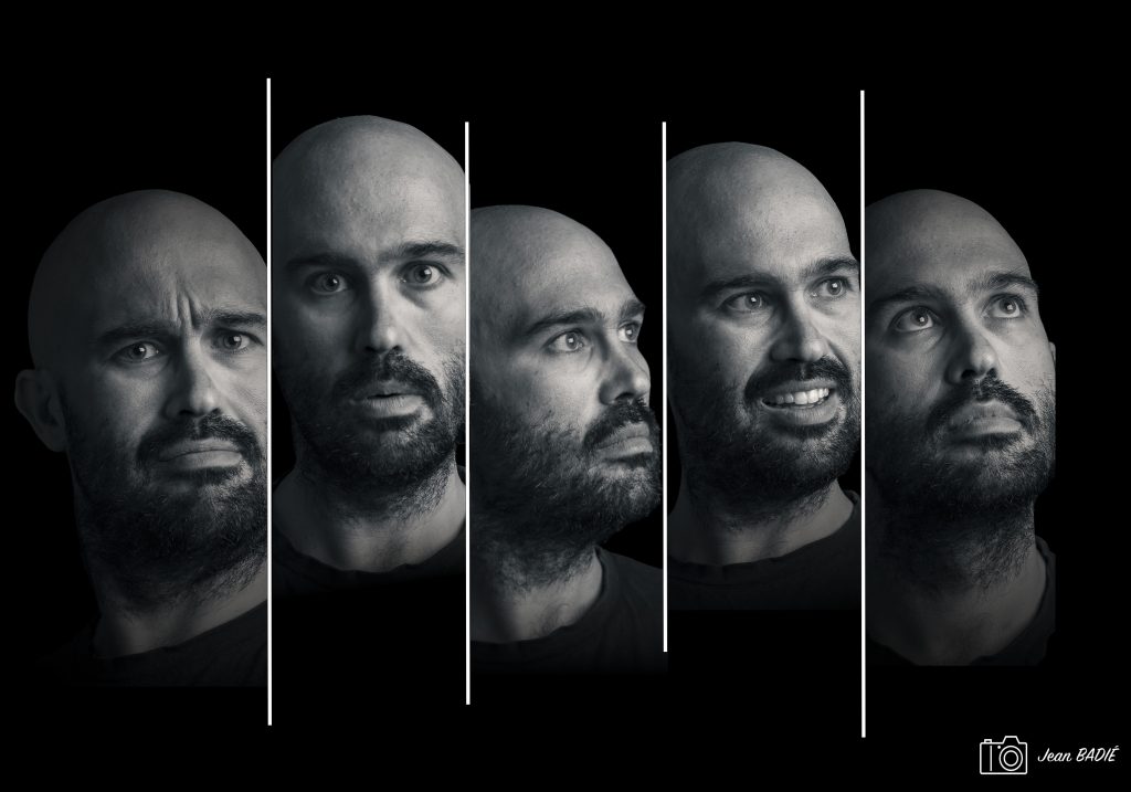 Montage photo en noir et blanc de cinq portraits masculins exprimant différentes émotions.