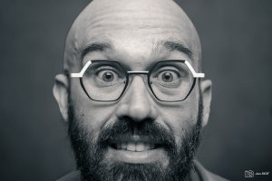 Gros plan noir et blanc, moitié de visage avec lunettes