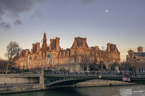 La Lune veille l'Hotel de Ville