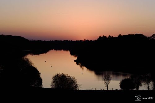 Barrage de Haute Vilaine, juste après la disparition du soleil, un magnifique orange se propage dans le ciel.